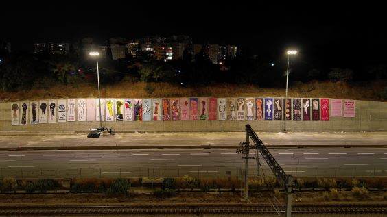 הכרזות של מחאה לאורך נתיבי איילון