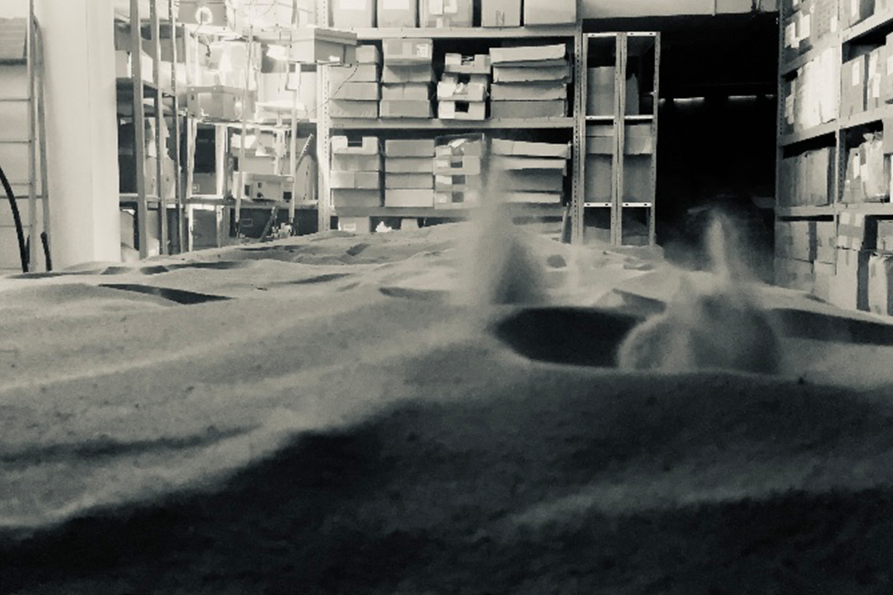 ערימת חול באמצע חדר עבודה