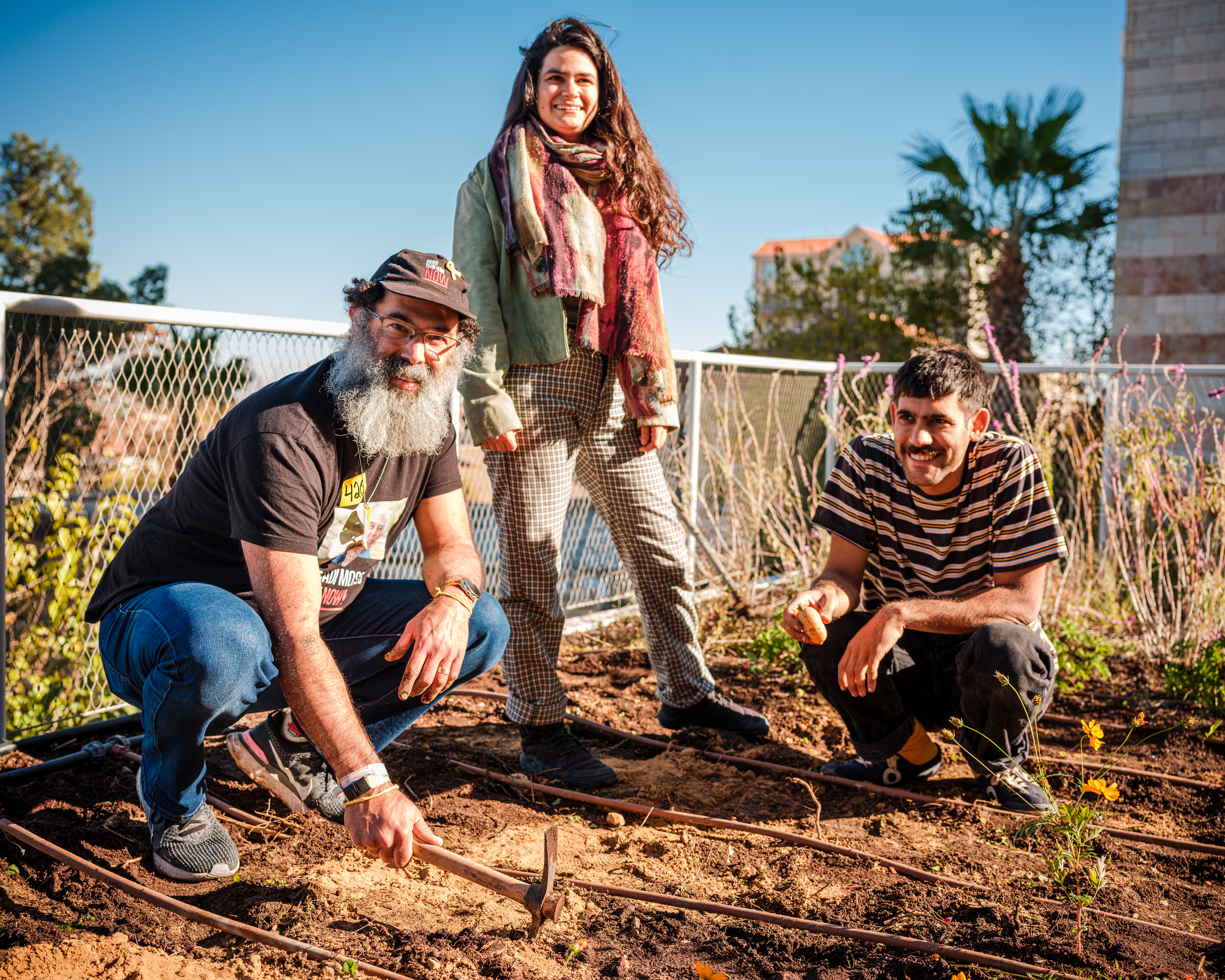 שתילת צמחי חורף בגינת בצלאל לעיצוב וקיימות. צילום: טום ביחו