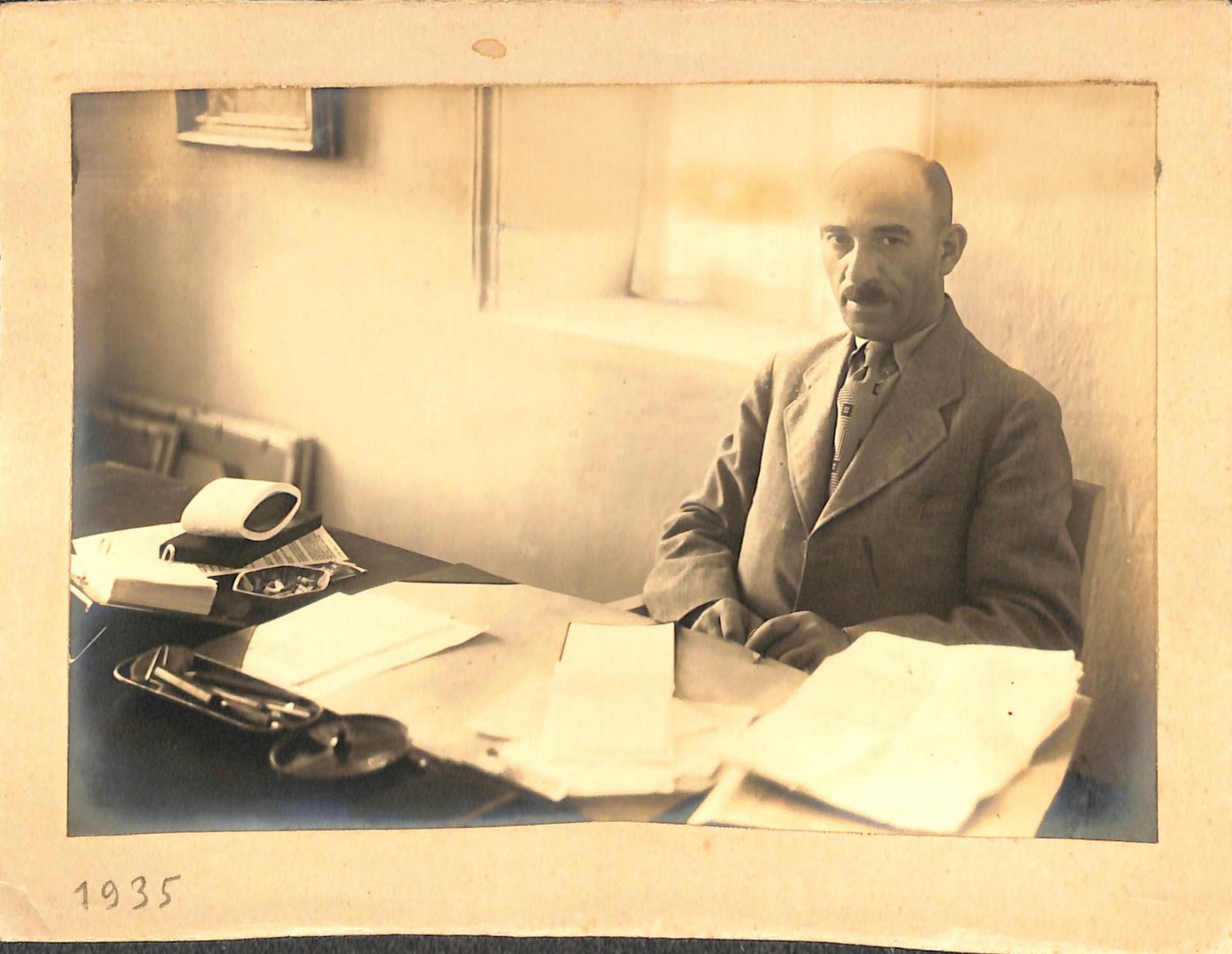 תמונה של יוסף בודקו במשרדו