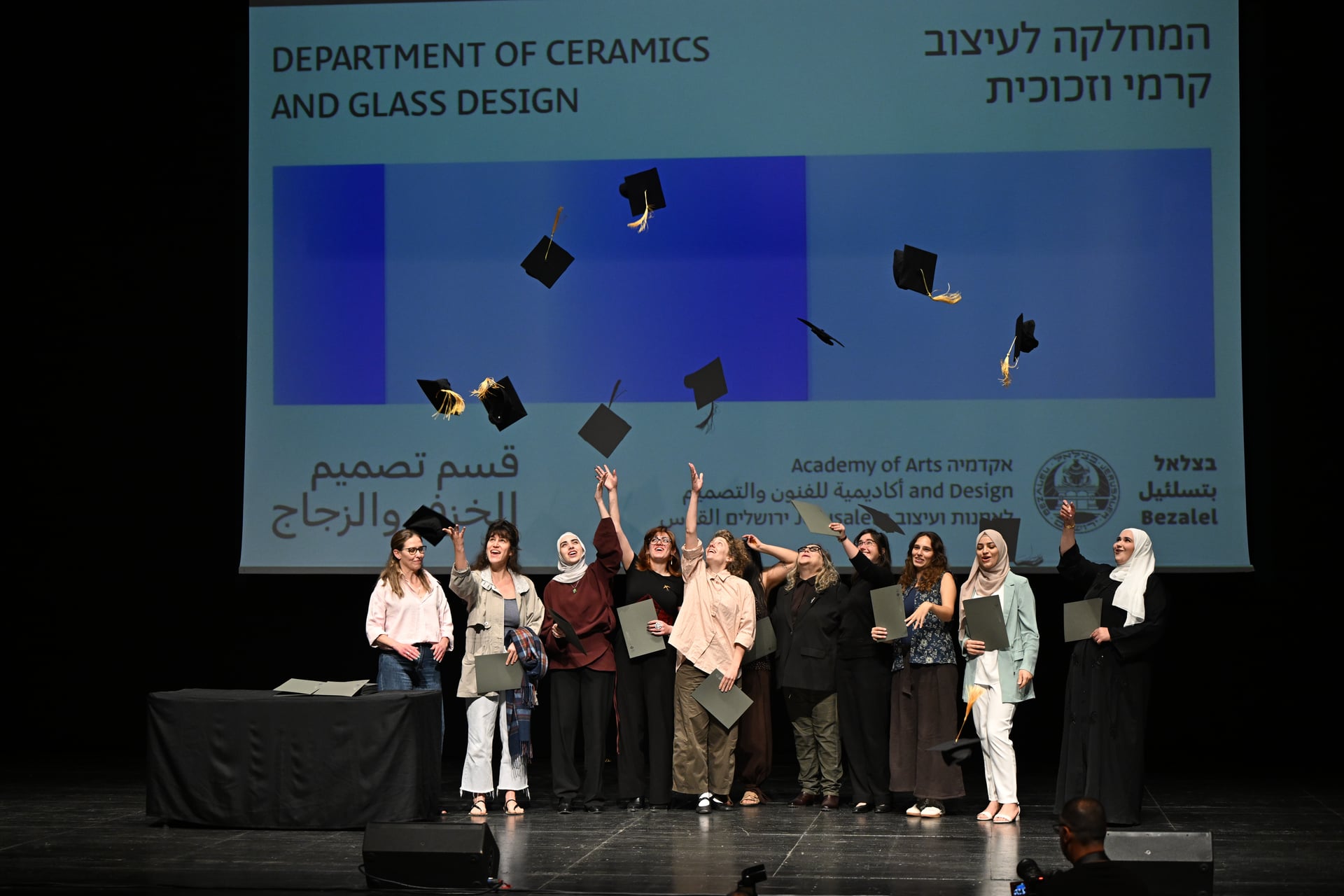 המחלקה לעיצוב קרמי וזכוכית, זריקת כובעים