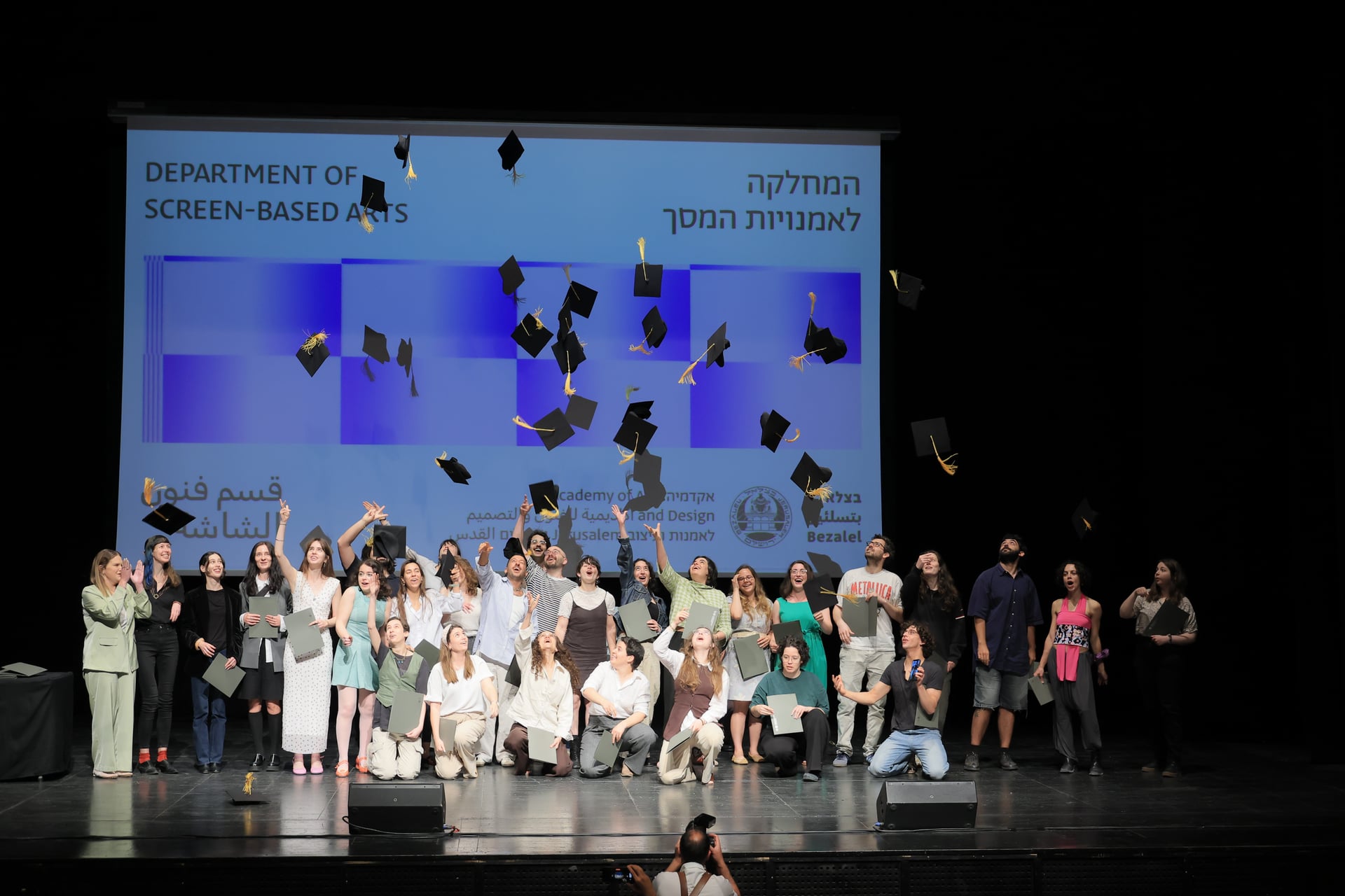 המחלקה לאמנויות המסך, זריקת כובעים
