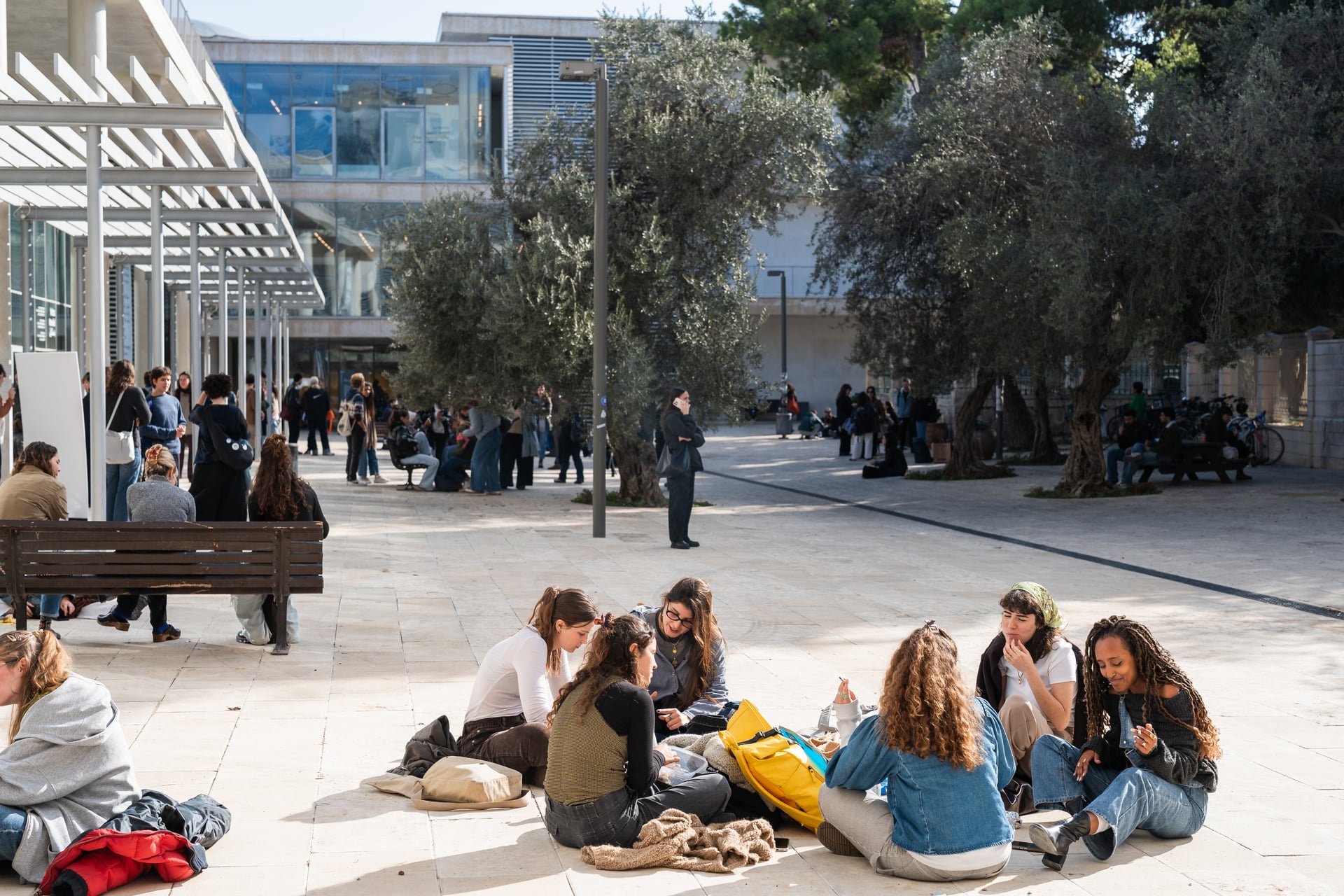 סטודנטים יושבים מחוץ לקמפוס