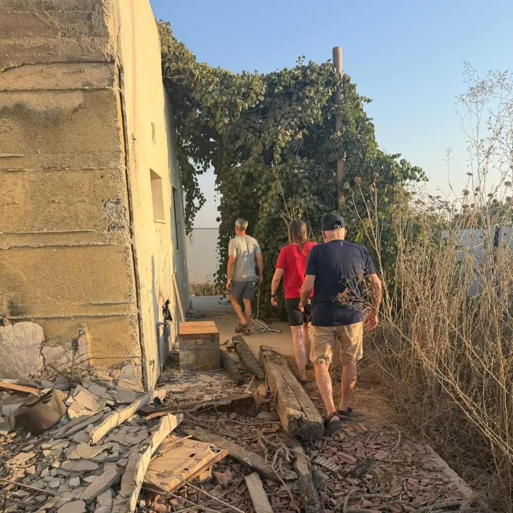 סיור בבארי עם איורים מפרויקט זיכרון עוטף