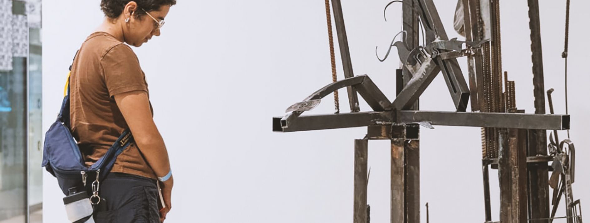 מתוך התערוכה ׳בקו ברכיים׳, פרויקט גמר באוצרות, 2025 (צילום: יום עומר)