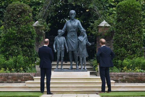 ויליאם, דוכס קיימברידג׳, והארי, דוכס סאסקס, מביטים על הפסל לראשונה לאחר הסרת הלוט