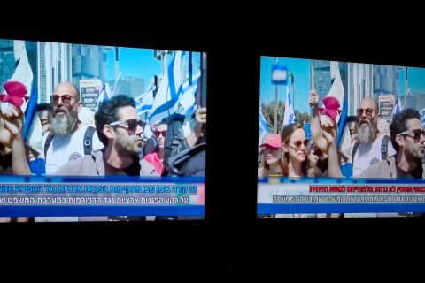 צילום מסך של טלוויזיה מתוך סצנה של הפגנות