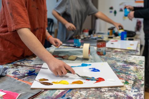 תמונה של יד של ילד אוסף צבע מפלטת צבעים בעזרת שפכטל