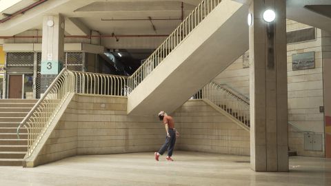 רקדן רוקד מתחת לגרם מדרגות בבניין כלל, ירושלים