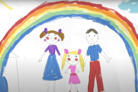 ציור ילדי של משפחה: אבא אמא וילדה, קשת בענן ובית