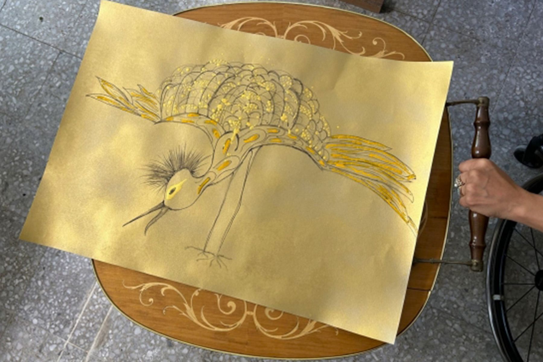 ציור של ציפור על נייר בצבע זהב