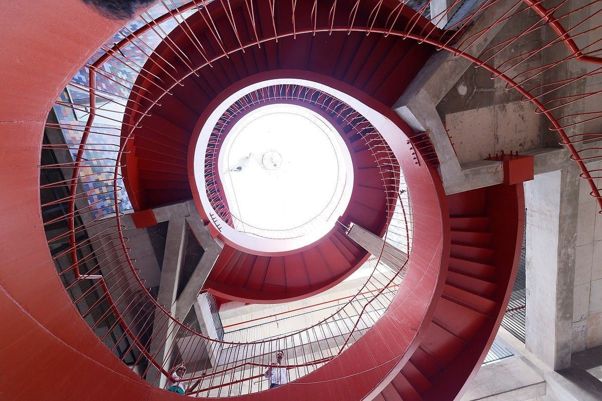 צילום של מדרגות ספירלה אדומות