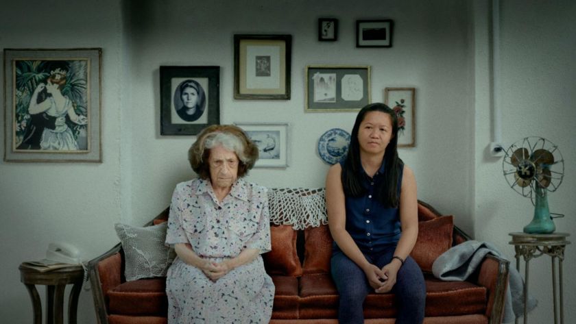 אישה צעירה ואישה מבוגרת יושבות על ספה
