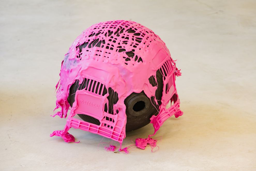 כדור קרמי מצופה בארגז פלסטיק ממומס של חברת ״תנובה״ בצבע ורוד