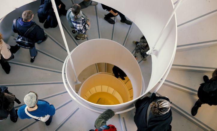 תרבות חזותית וחומרית, סטודנטים על מדרגות ספירליות בקמפוס בצלאל החדש